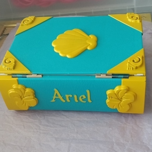 Disney Parks Ariel storybook playset in a book comes with Sebastian - Picture 2 of 16